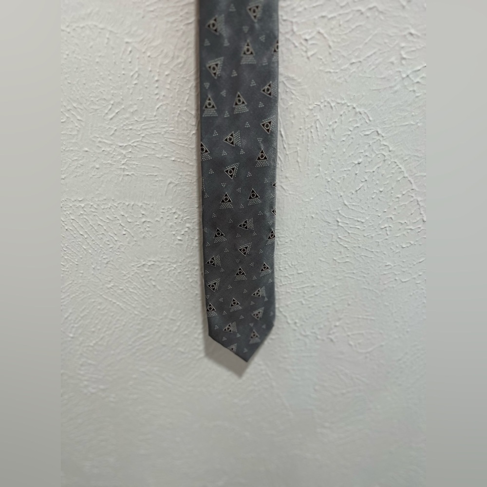 Chanel Silk Shiny Gray Triangle Patterned Men's Tie Beautiful! - Picture 4 of 8